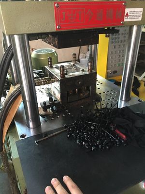 35T เครื่องพิมพ์ฉีดตั้งพลาสติก แม็กซ์แสงกลางวัน 340/280mm สําหรับชิปอัตโนมัติ