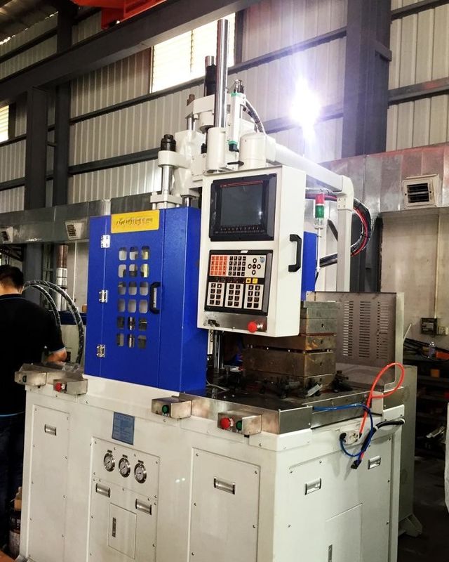 120T Double Slide Table Vertical Injection Molding Machine สําหรับการผลิตปริมาณสูง